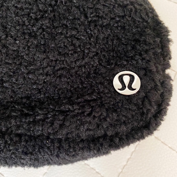 *SOLD* Lululemon Fleece Everywhere Belt Bag Black - Picture 4 of 4